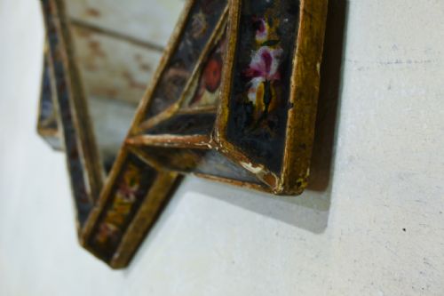 AN EARLY 18TH CENTURY GILTWOOD AND VERRE GLOMIS VENETIAN MIRROR - ADDITIONAL PHOTO 10