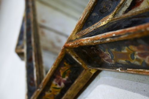 AN EARLY 18TH CENTURY GILTWOOD AND VERRE GLOMIS VENETIAN MIRROR - ADDITIONAL PHOTO 11