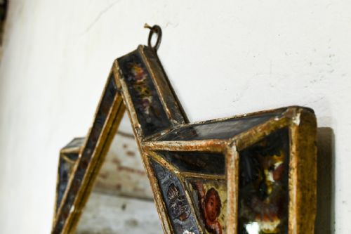 AN EARLY 18TH CENTURY GILTWOOD AND VERRE GLOMIS VENETIAN MIRROR - ADDITIONAL PHOTO 12