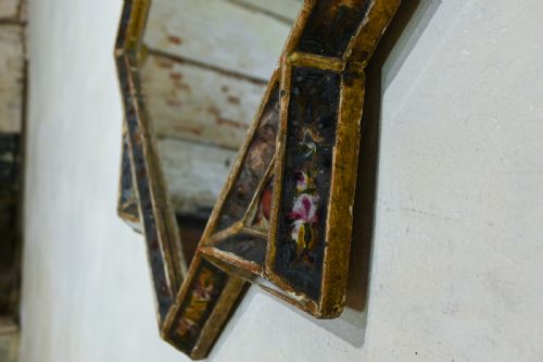 AN EARLY 18TH CENTURY GILTWOOD AND VERRE GLOMIS VENETIAN MIRROR - ADDITIONAL PHOTO 13