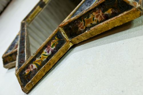 AN EARLY 18TH CENTURY GILTWOOD AND VERRE GLOMIS VENETIAN MIRROR - ADDITIONAL PHOTO 14