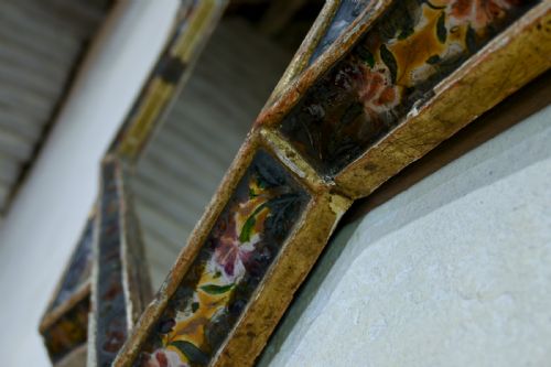 AN EARLY 18TH CENTURY GILTWOOD AND VERRE GLOMIS VENETIAN MIRROR - ADDITIONAL PHOTO 15