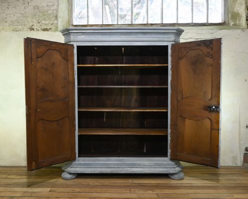 A LARGE SCALE EARLY 19TH CENTURY FRENCH PAINTED ARMOIRE - ADDITIONAL PHOTO 1