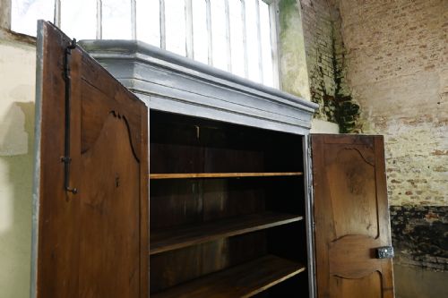 A LARGE SCALE EARLY 19TH CENTURY FRENCH PAINTED ARMOIRE - ADDITIONAL PHOTO 2