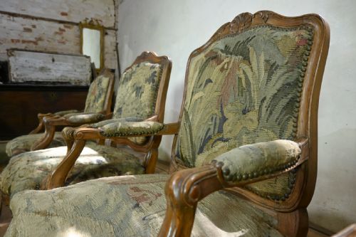 A SET OF FOUR 19TH CENTURY FRENCH LOUIS XV FAUTEUILS OPEN ARMCHAIRS - ADDITIONAL PHOTO 2