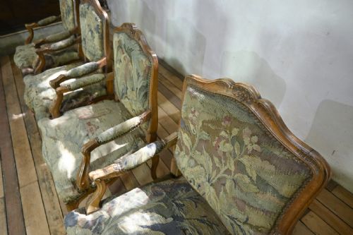 A SET OF FOUR 19TH CENTURY FRENCH LOUIS XV FAUTEUILS OPEN ARMCHAIRS - ADDITIONAL PHOTO 3
