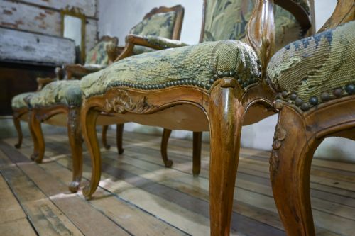 A SET OF FOUR 19TH CENTURY FRENCH LOUIS XV FAUTEUILS OPEN ARMCHAIRS - ADDITIONAL PHOTO 7