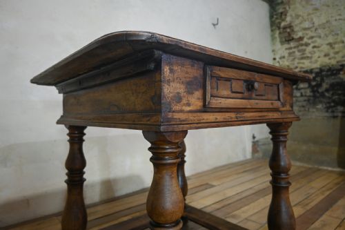 AN 18TH CENTURY NORTH ITALIAN WALNUT CENTRE TABLE - ADDITIONAL PHOTO 4