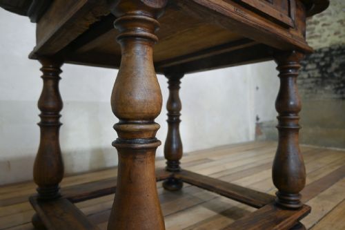 AN 18TH CENTURY NORTH ITALIAN WALNUT CENTRE TABLE - ADDITIONAL PHOTO 2