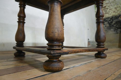 AN 18TH CENTURY NORTH ITALIAN WALNUT CENTRE TABLE - ADDITIONAL PHOTO 5