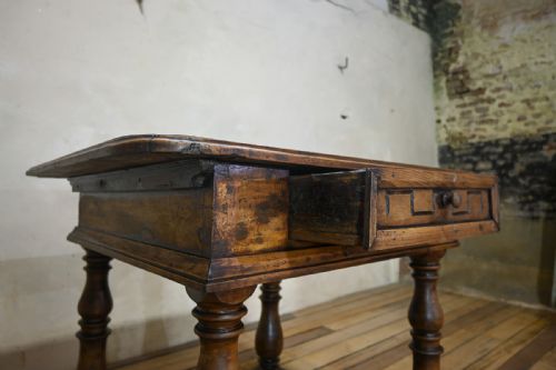 AN 18TH CENTURY NORTH ITALIAN WALNUT CENTRE TABLE - ADDITIONAL PHOTO 6