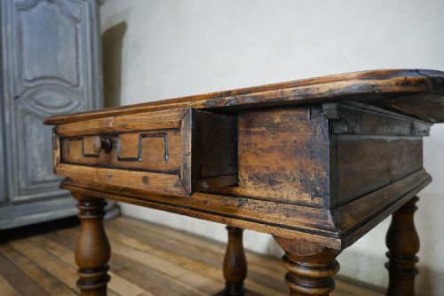 AN 18TH CENTURY NORTH ITALIAN WALNUT CENTRE TABLE - ADDITIONAL PHOTO 9