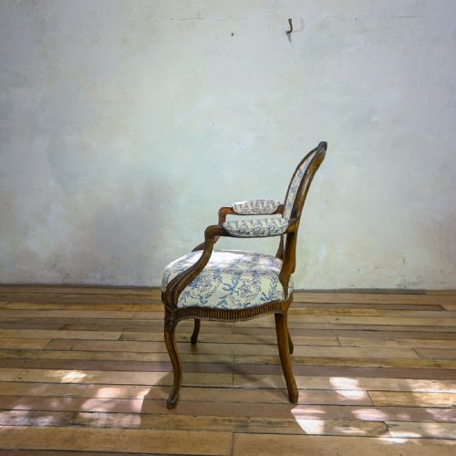 A GEORGE III OPEN ARMCHAIR IN THE MANNER OF THOMAS CHIPPENDALE - ADDITIONAL PHOTO 3