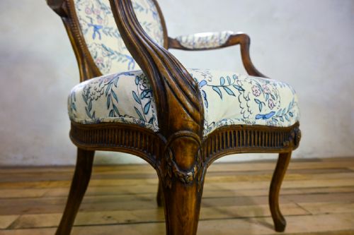 A GEORGE III OPEN ARMCHAIR IN THE MANNER OF THOMAS CHIPPENDALE - ADDITIONAL PHOTO 1