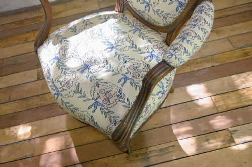 A GEORGE III OPEN ARMCHAIR IN THE MANNER OF THOMAS CHIPPENDALE - ADDITIONAL PHOTO 2