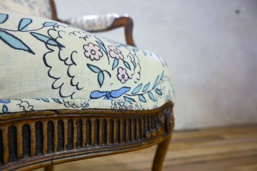 A GEORGE III OPEN ARMCHAIR IN THE MANNER OF THOMAS CHIPPENDALE - ADDITIONAL PHOTO 4