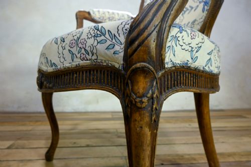 A GEORGE III OPEN ARMCHAIR IN THE MANNER OF THOMAS CHIPPENDALE - ADDITIONAL PHOTO 5