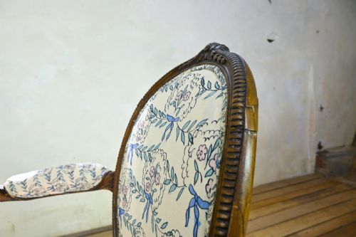 A GEORGE III OPEN ARMCHAIR IN THE MANNER OF THOMAS CHIPPENDALE - ADDITIONAL PHOTO 6