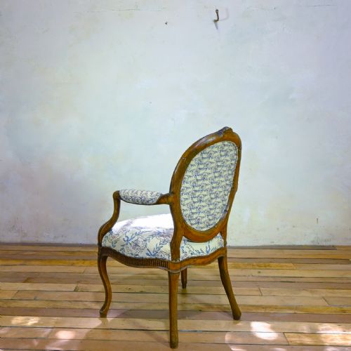 A GEORGE III OPEN ARMCHAIR IN THE MANNER OF THOMAS CHIPPENDALE - ADDITIONAL PHOTO 7