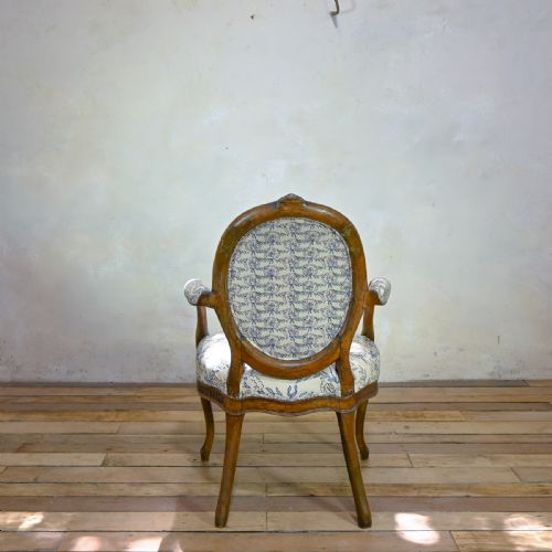 A GEORGE III OPEN ARMCHAIR IN THE MANNER OF THOMAS CHIPPENDALE - ADDITIONAL PHOTO 8