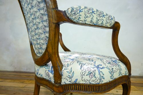 A GEORGE III OPEN ARMCHAIR IN THE MANNER OF THOMAS CHIPPENDALE - ADDITIONAL PHOTO 10