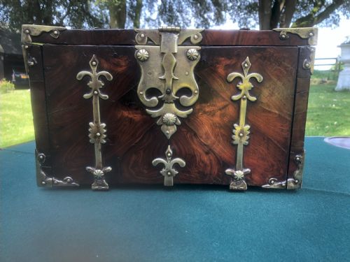 17TH CENT KINGWOOD VENEERED AND BRASS MOUNTED COFFRE FORTE CIRCA 1690 - ADDITIONAL PHOTO 3
