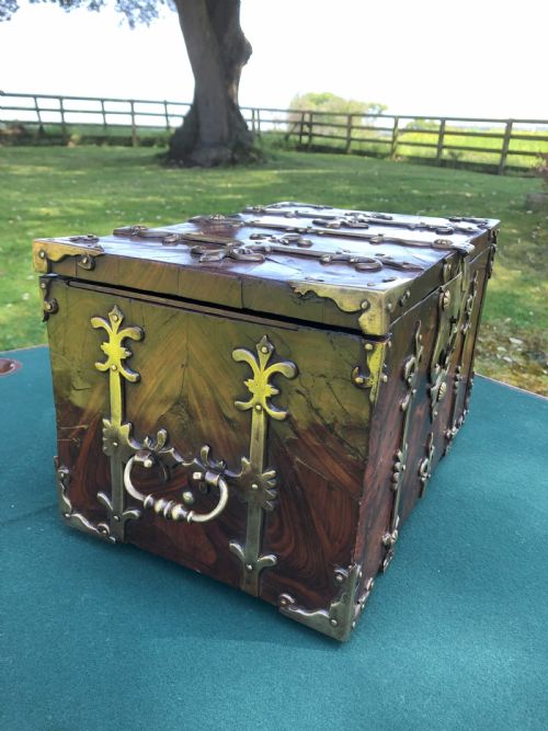 17TH CENT KINGWOOD VENEERED AND BRASS MOUNTED COFFRE FORTE CIRCA 1690 - ADDITIONAL PHOTO 5
