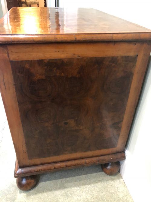 A SMALL OLIVE OYSTER CHEST OF TWO LONG AND TWO SHORT DRAWERS WILLIAM AND MARY PERIOD - ADDITIONAL PHOTO 2