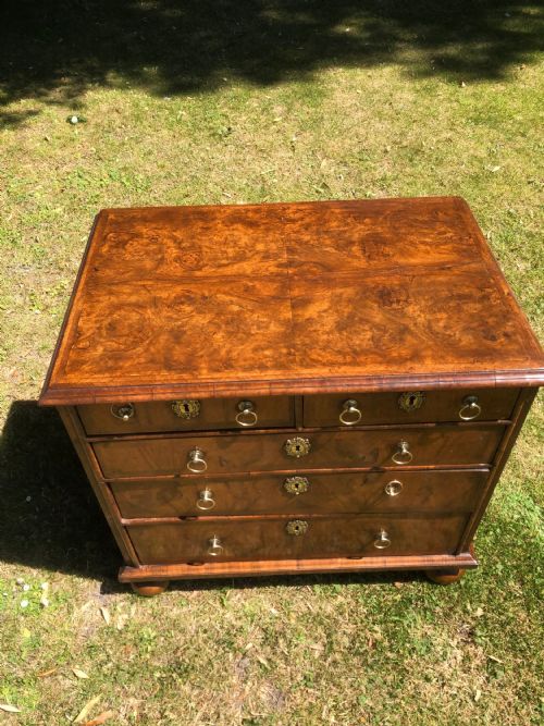 QUEEN ANN BURR AND FIGURED WALNUT CHEST OF DRAWERS CIRCA 1700 - ADDITIONAL PHOTO 1