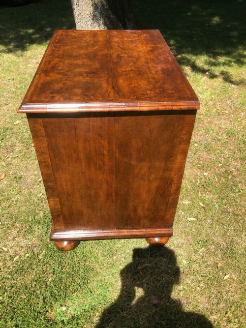 QUEEN ANN BURR AND FIGURED WALNUT CHEST OF DRAWERS CIRCA 1700 - ADDITIONAL PHOTO 2