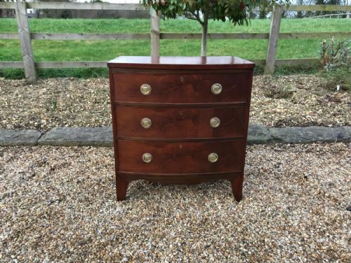 VICTORIAN MAHOGANY SMALL BOW FRONTED CHEST OF DRAWERS - ADDITIONAL PHOTO 1