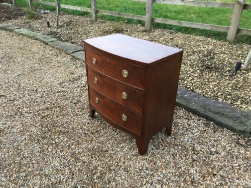 VICTORIAN MAHOGANY SMALL BOW FRONTED CHEST OF DRAWERS - ADDITIONAL PHOTO 2