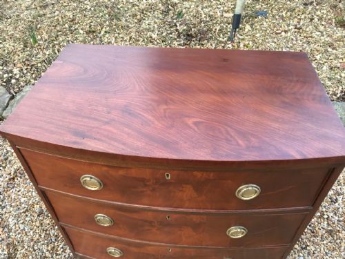 VICTORIAN MAHOGANY SMALL BOW FRONTED CHEST OF DRAWERS - ADDITIONAL PHOTO 5