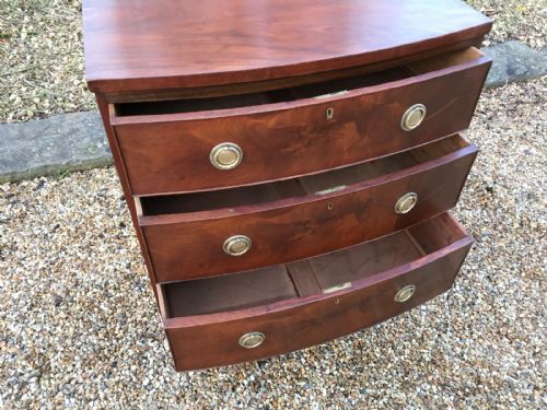 VICTORIAN MAHOGANY SMALL BOW FRONTED CHEST OF DRAWERS - ADDITIONAL PHOTO 9