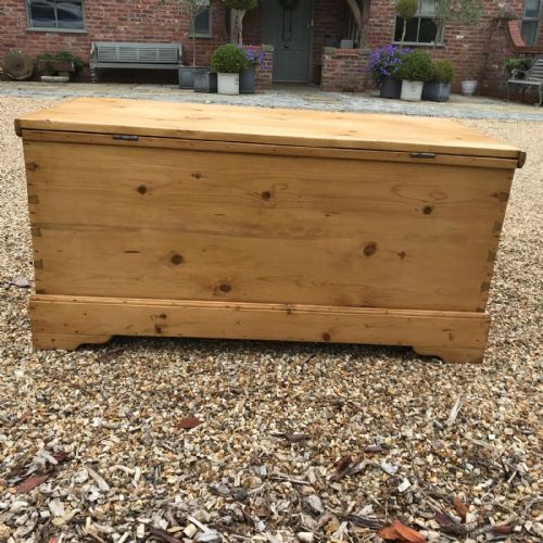 VICTORIAN LARGE STRIPPED PINE BLANKET BOX - ADDITIONAL PHOTO 1