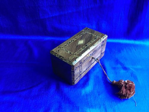 VICTORIAN WALNUT AND PARQUETRY TEA CADDY - ADDITIONAL PHOTO 3