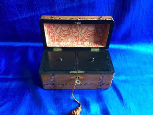 VICTORIAN WALNUT AND PARQUETRY TEA CADDY - ADDITIONAL PHOTO 6