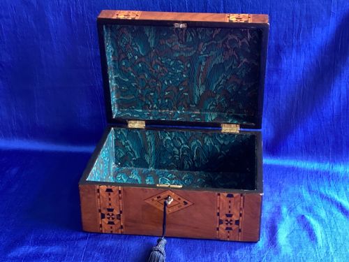 VICTORIAN WALNUT AND PARQUETRY KEEPSAKE TRINKET BOX - ADDITIONAL PHOTO 4
