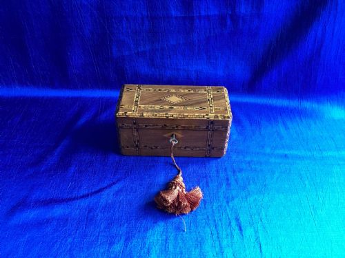 VICTORIAN WALNUT AND PARQUETRY TEA CADDY - ADDITIONAL PHOTO 8