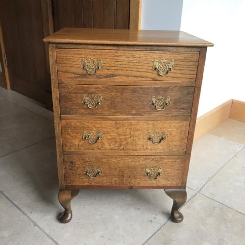 antique oak four drawer bedside chest - CATEGORY: ANTIQUE CHEST OF DRAWERS - DATED 1920