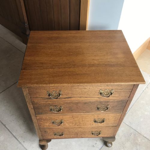 ANTIQUE OAK FOUR DRAWER BEDSIDE CHEST - ADDITIONAL PHOTO 3