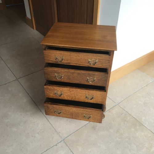 ANTIQUE OAK FOUR DRAWER BEDSIDE CHEST - ADDITIONAL PHOTO 5