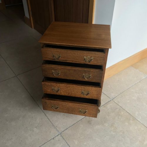 ANTIQUE OAK FOUR DRAWER BEDSIDE CHEST - ADDITIONAL PHOTO 7