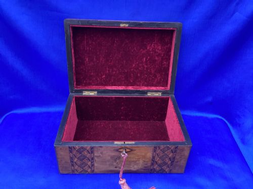 VICTORIAN WALNUT AND PARQUETRY KEEPSAKE BOX - ADDITIONAL PHOTO 3