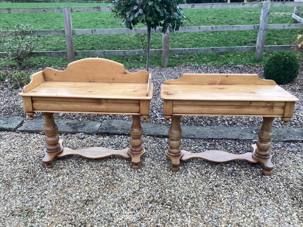 Victorian pair of pine dressing table and washstand 