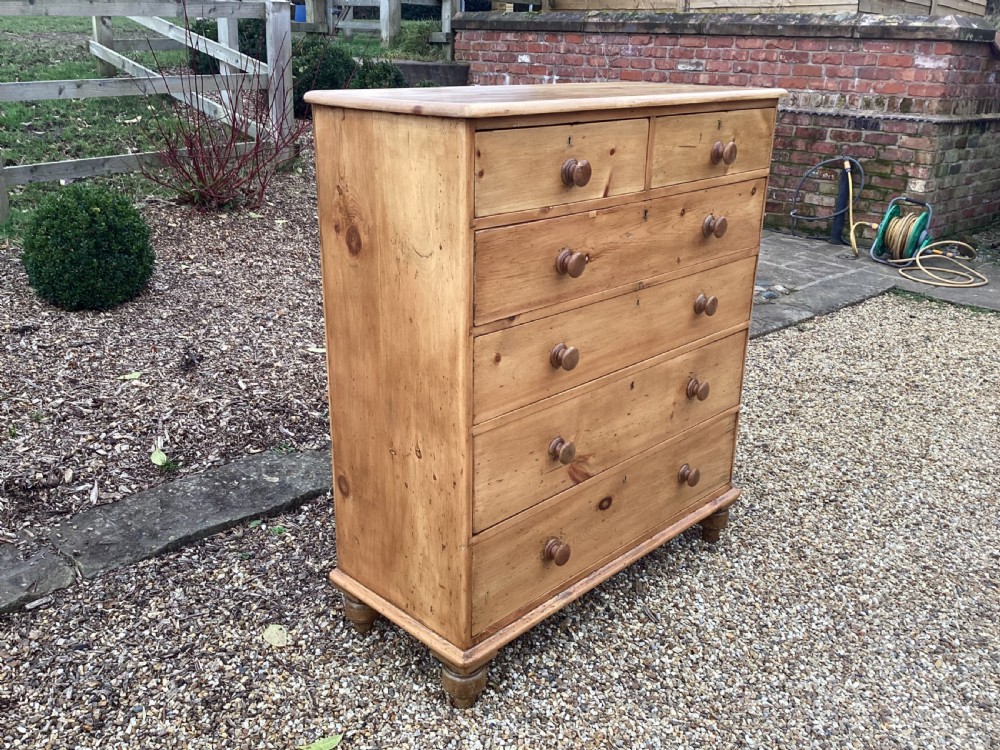 Victorian pine chest of drawers View II
