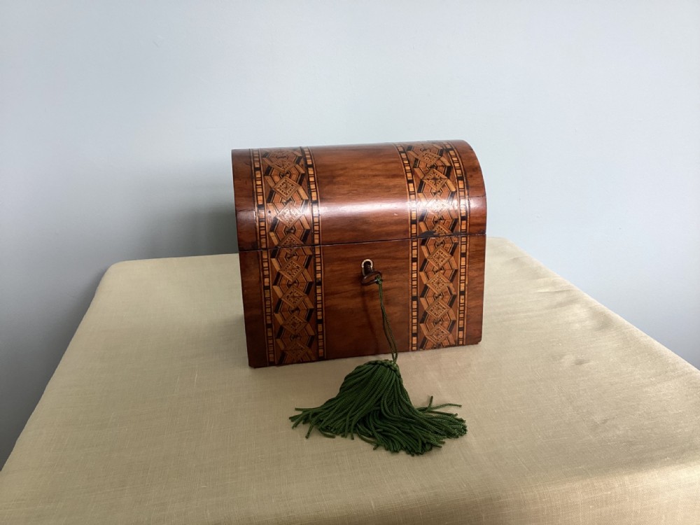 Victorian domed top parquetry and walnut tea caddy


 parquetry tea caddy