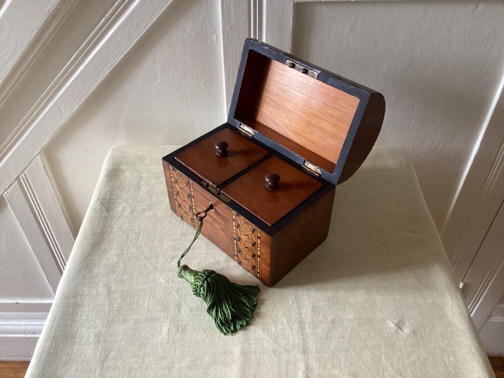 Victorian domed top parquetry and walnut tea caddy


 parquetry tea caddy View III