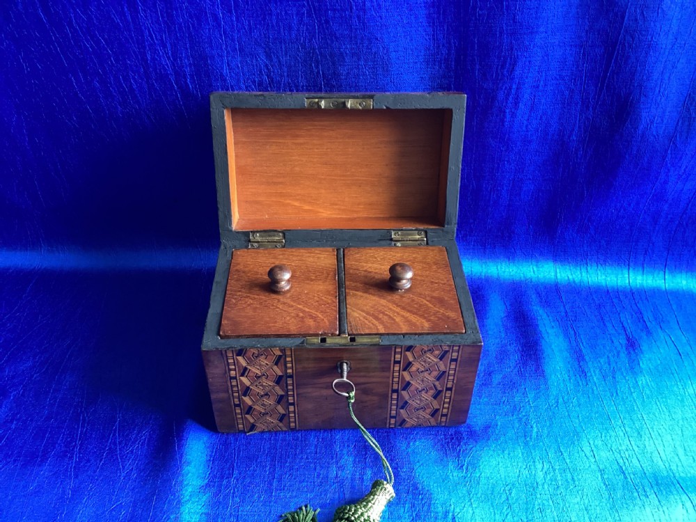 Victorian domed top parquetry and walnut tea caddy


 parquetry tea caddy View VII