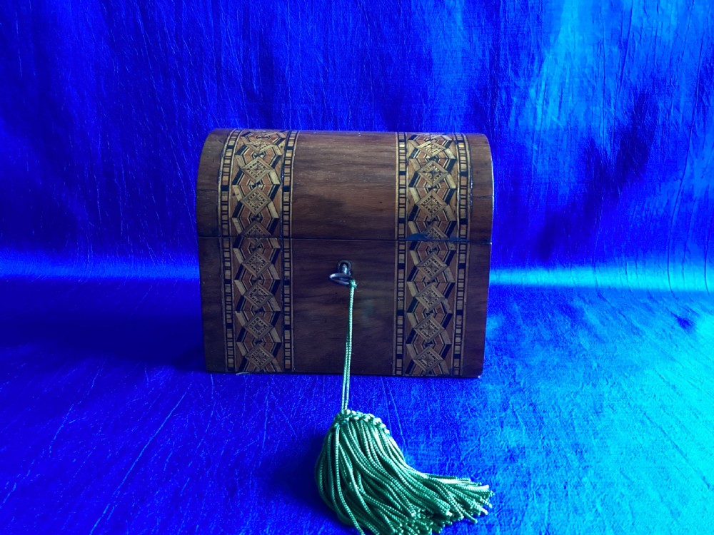 Victorian domed top parquetry and walnut tea caddy


 parquetry tea caddy View VIII